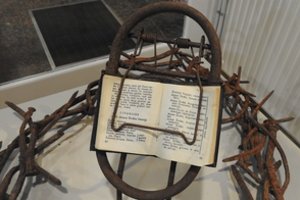 Rezistento sūnus R. Klimavičius atsigręžė į savo tėvo golgotas – suakmenėjusi duona ir poezija spąstuose