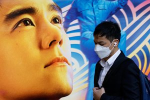 Honkongas po beveik 1 000 dienų atšaukia kaukių prievolę