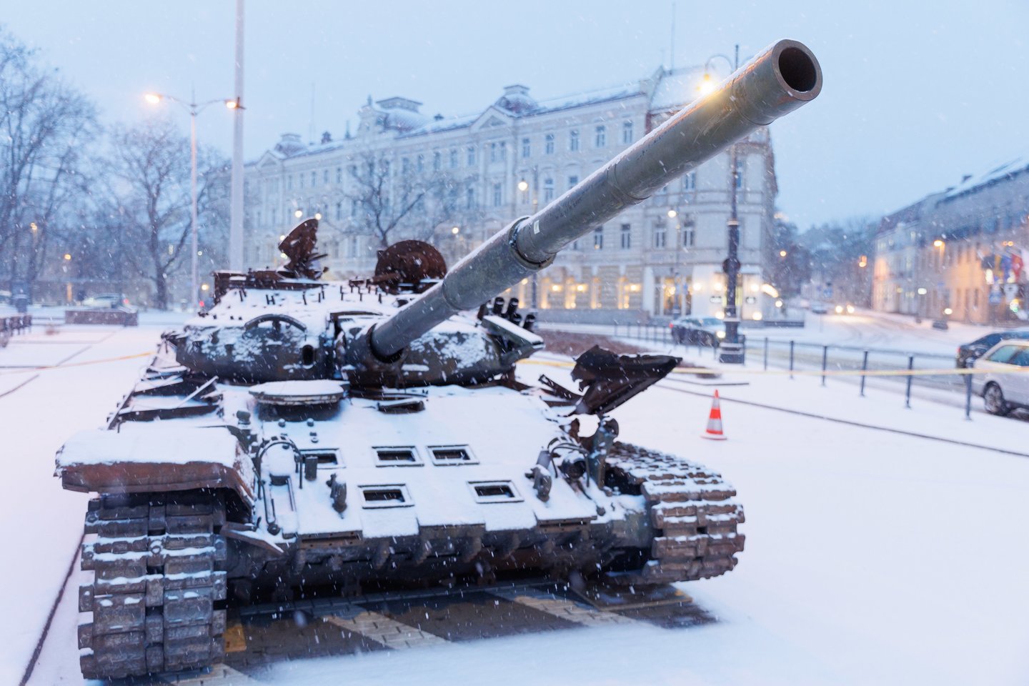 Katedros aikštėje eksponuojamas Ukrainoje nukautas rusų tankas tapo gvazdikais ir žvakėmis nešinų, prorusiškų šalies gyventojų traukos centru. <br>T.Bauro nuotr.