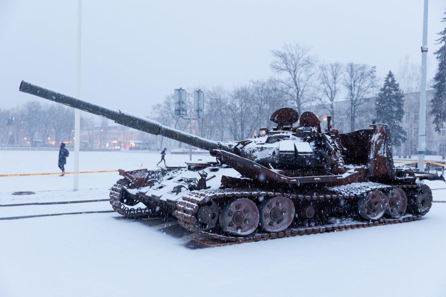 Katedros aikštėje eksponuojamas Ukrainoje nukautas rusų tankas tapo gvazdikais ir žvakėmis nešinų, prorusiškų šalies gyventojų traukos centru. <br>T.Bauro nuotr.