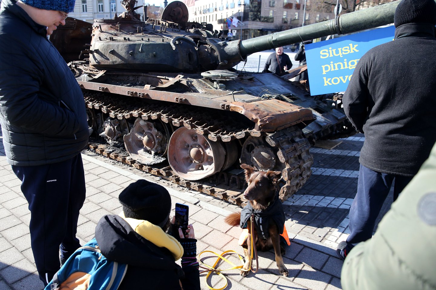 Katedros aikštėje eksponuojamas Ukrainoje nukautas rusų tankas tapo gvazdikais ir žvakėmis nešinų, prorusiškų šalies gyventojų traukos centru. <br>R.Danisevičiaus nuotr.