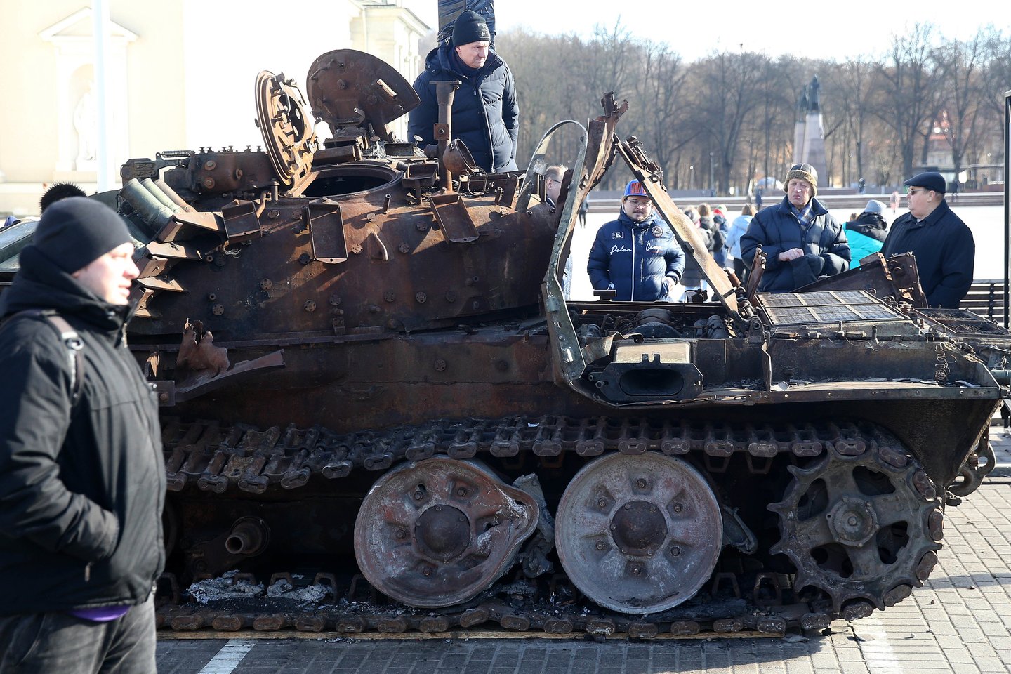 Katedros aikštėje eksponuojamas Ukrainoje nukautas rusų tankas tapo gvazdikais ir žvakėmis nešinų, prorusiškų šalies gyventojų traukos centru. <br>R.Danisevičiaus nuotr.