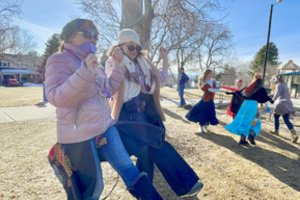 Kolorade lietuviai žiemą iš kiemo varė dainomis, šokiais ir energingomis estafetėmis