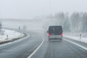 Kelininkai: naktį vietomis eismo sąlygas sunkins plikledis ir rūkas