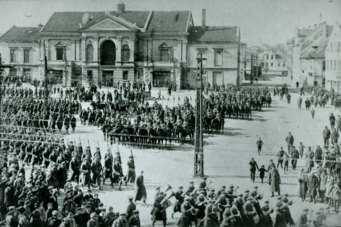  Lietuvos kariuomenės paradas Turgaus aikštėje. 1923.<br>Lietuvos centrinio archyvo nuotr.