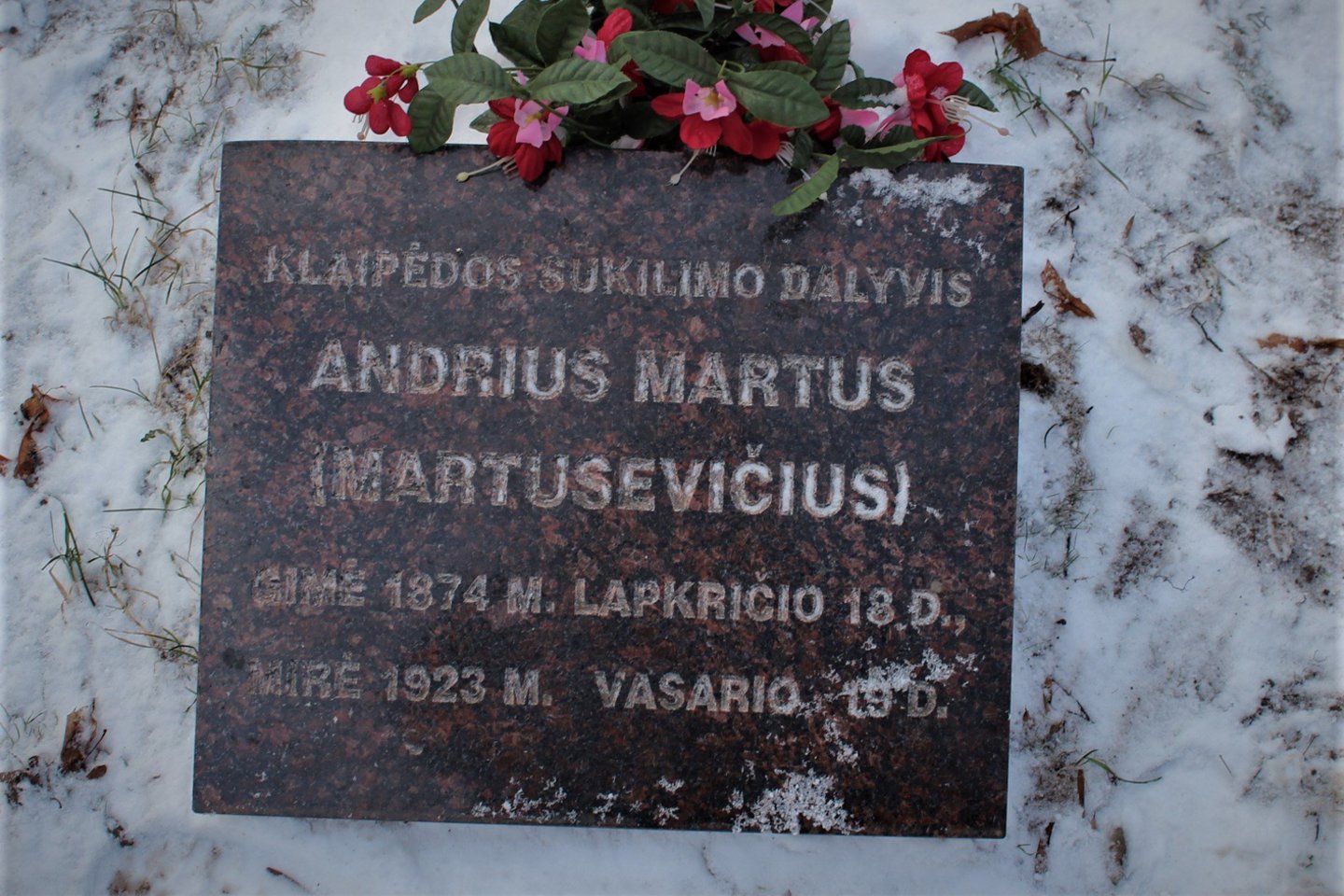 A.Martus Martusevičiaus kapo plokštė prie paminklo žuvusiems kariams.<br> G.Pilaičio nuotr.