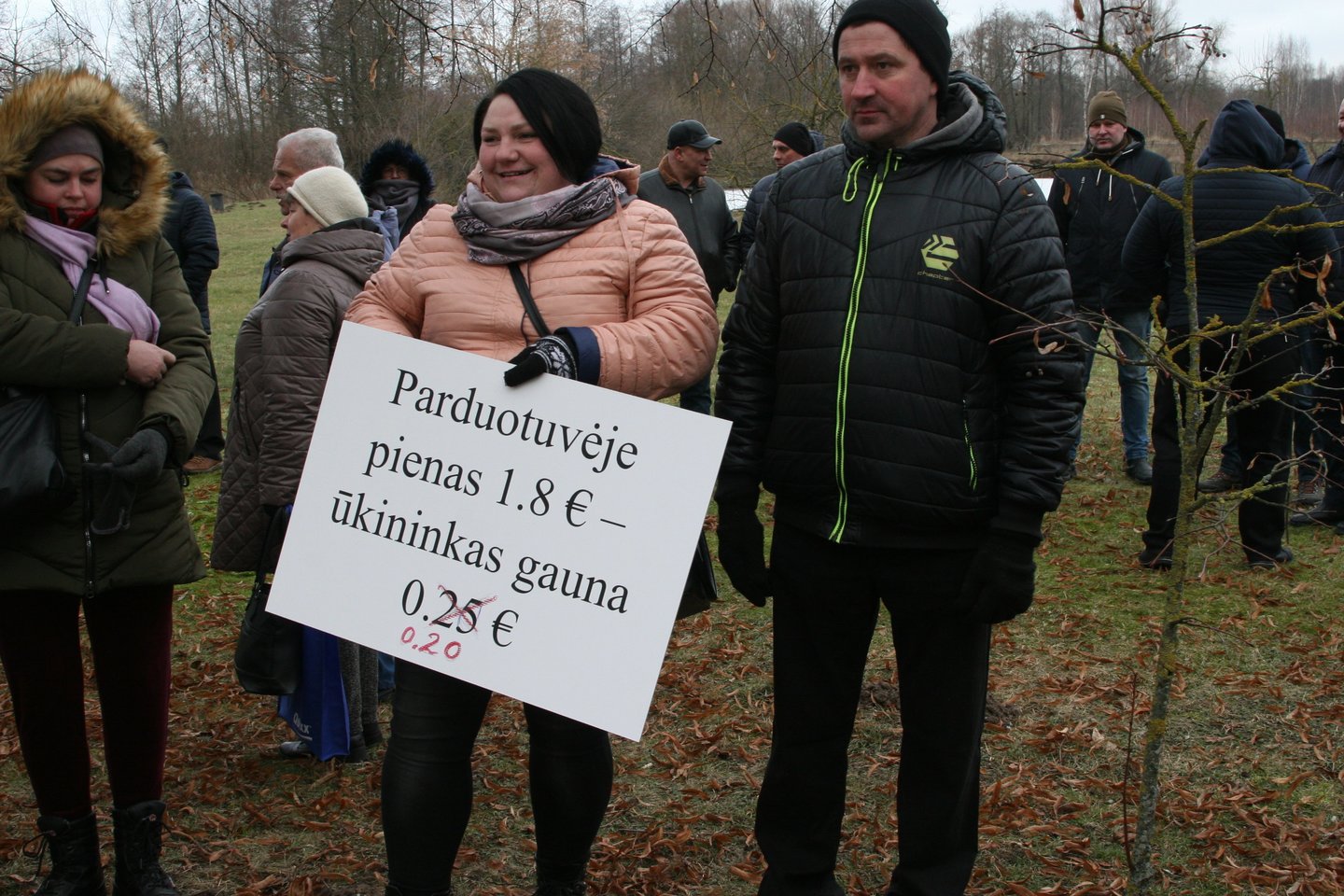 Pieno gamintojai jau keletą savaičių protestuoja pildami pieną į laukus arba nemokamai dalindami jį gyventojams.<br>L.Juodzevičienės nuotr.