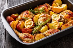 Česnakinė vištiena su citrina ir bulvėmis: skonių bomba, kurią paruošite vos per 10 minučių