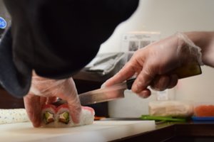 Iš kojų verčiantys darbdavių pasiteisinimai: ieško darbuotojo vyro, nes sušius moterims gaminti per sunku