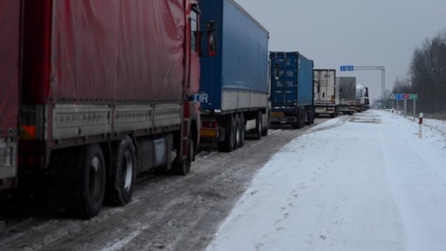 Lenkijos pasienyje vairuotojai susiduria su nesklandumais: nusidriekusios vilkikų eilės kelia grėsmę eismui