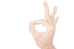 Užaugino žmogaus odą, kurią galima dėvėti kaip pirštinę