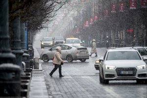 Orai vėl labiau primins žiemą: savaitgalį iš dangaus pabirs snaigės, iki pavojingo sustiprės vėjas