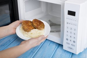 Gydytoja neigia mitą apie mikrobangų krosnelėje šildomą maistą: sveikatai kenkia kitas dalykas