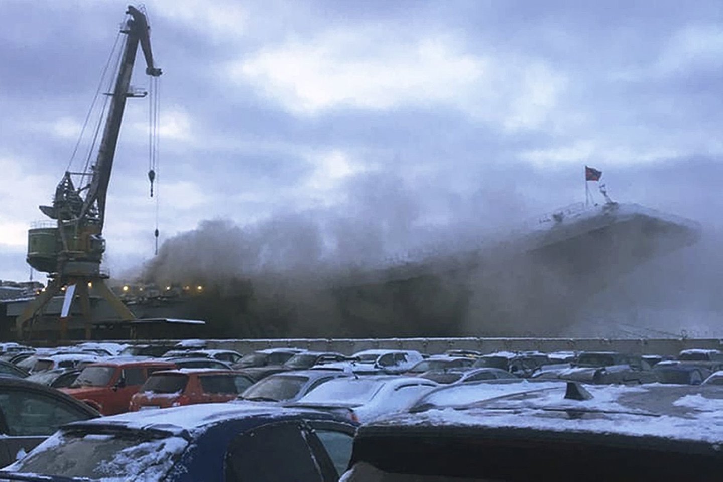  Šioje anoniminio šaltinio pateiktoje nuotraukoje per gaisrą Murmanske, Rusijoje iš lėktuvnešio „Admirolas Kuznecovas“ rūksta dūmai. 2019 m. gruodžio 12 d.<br> AP / Scanpix nuotr.