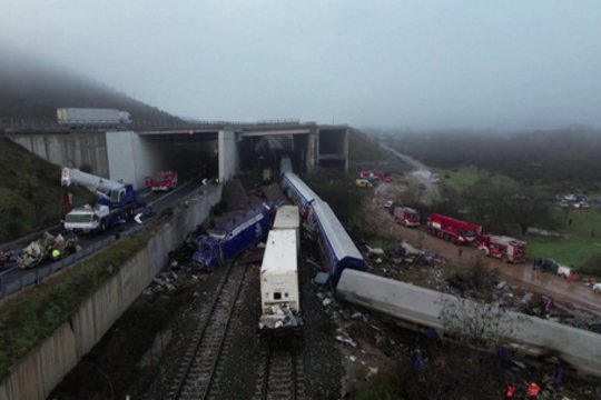 Traukinio katastrofos vietoje Graikijoje tęsiamos dingusiųjų paieškos – žuvusiųjų skaičius išaugo iki 57