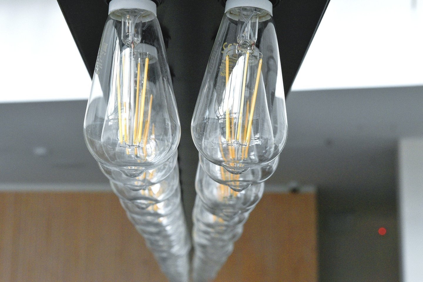 Nors name dar negyvena, kas mėnesį moteris gaun​a vis didesnes sąskaitas už elektrą.<br>Asociatyvi V.Ščiavinsko nuotr.