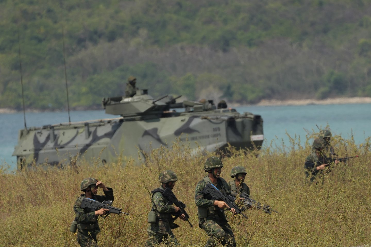 Kovo 3 d., Tailando kariai išsilaipina paplūdimyje per bendras JAV ir Tailando karines pratybas „Cobra Gold“ Hat Jao paplūdimyje Čonburio provincijoje, Tailando rytuose.<br>AFP/Scanpix nuotr.