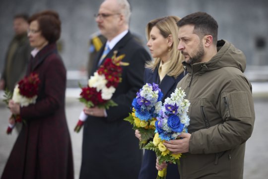 Ukrainos ir Latvijos prezidentai Lvove pagerbė kritusius ukrainiečių karius