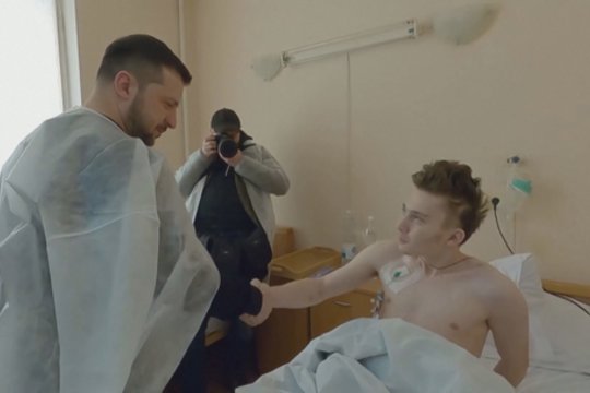 V. Zelenskis ligoninėje aplankė sunkių sužalojimų patyrusius karius: akyse kaupėsi ašaros