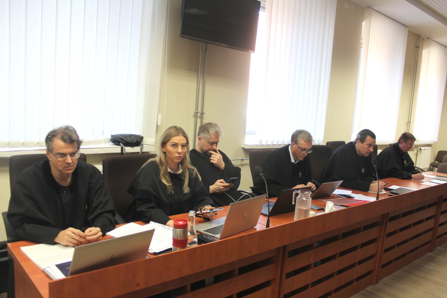  Dalis advokatų teismo posėdyje dalyvauja tiesiogiai.<br> R.Vitkaus nuotr.