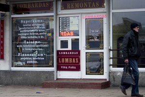 Pritrūkę pinigų iš nevilties lombarduose bando užstatyti ir automobilius, ir namus, ir miškus