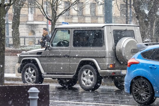 Kalendorinis pavasaris neturi klaidinti – keliuose vis dar žiemiškos eismo sąlygos