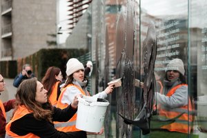 Klimato aktyvistai ištepliojo paminklą Berlyne