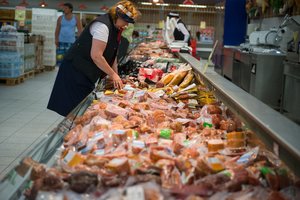 Nė neįtarėte, kiek pinigų išmetame pirkdami maistą – sumos siaubingos