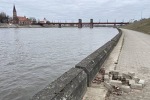 Iki nelaimės šioje vietoje – vienas žingsnis: pavojinga duobė dviračių take vis didėja