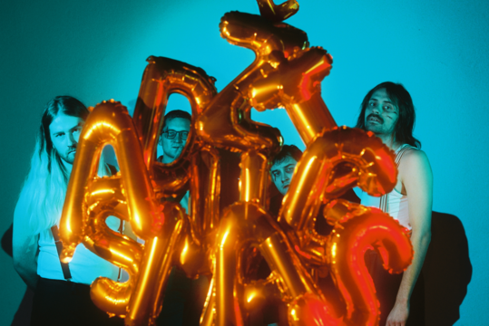 Viena žymiausių Lietuvos roko grupių „jautì“ išleidžia albumą „DŽIAUGSMAS“