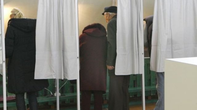Rinkimai neapsėjo be pažeidimų: į balsavimo kabinas – po du, pradėti ikiteisminiai tyrimai