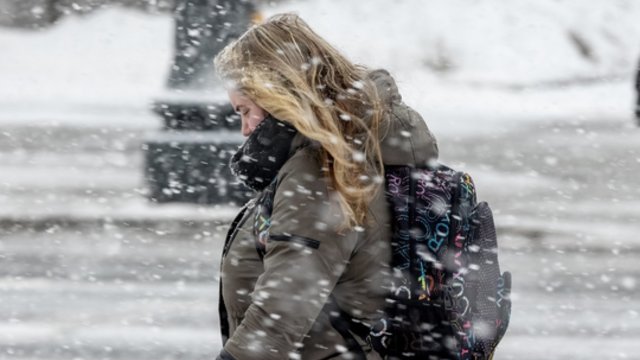 Orai primins žiemą: vyraus sniegas, vietomis termometrų stulpeliai rodys 12 laipsnių šalčio