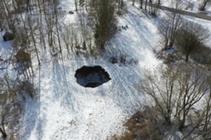 Parodė, kaip iš paukščio skrydžio atrodo Biržų rajone atsivėrusi smegduobė: vaizdas įspūdingas