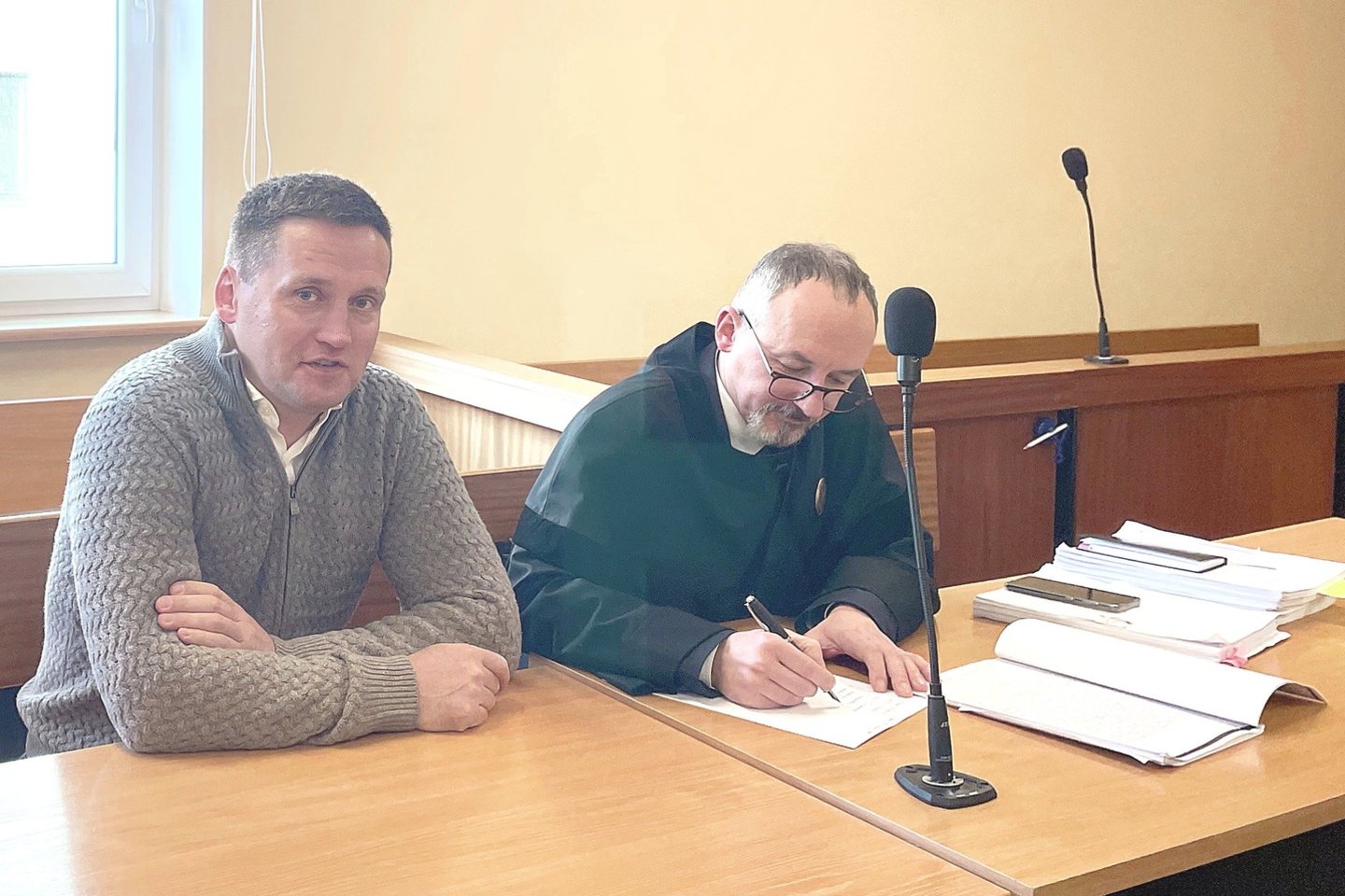 Valstybės tarnautojo papirkimu kaltinamas verslininkas T.Radikas (kairėje) atsidūrė teisiamųjų suole.<br>E.Kazlaučiūnaitės nuotr.