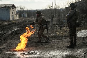 Nepaisant vis didėjančios įtampos Bachmute, ukrainiečiai trauktis neketina, gynėjų karo lakūnai tobulina įgūdžius JAV