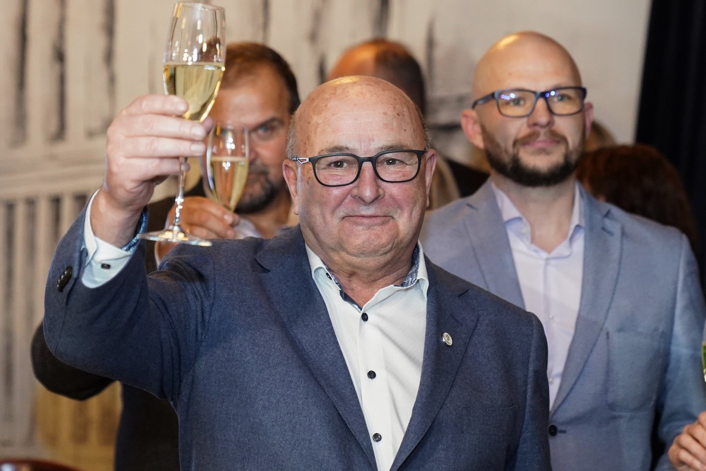 Po Kauno miesto mero rinkimų V.Matijošaitis, kaip ir prieš ketverius metus, vėl pergalingai kėlė šampano taurę.<br>G.Bitvinsko nuotr.