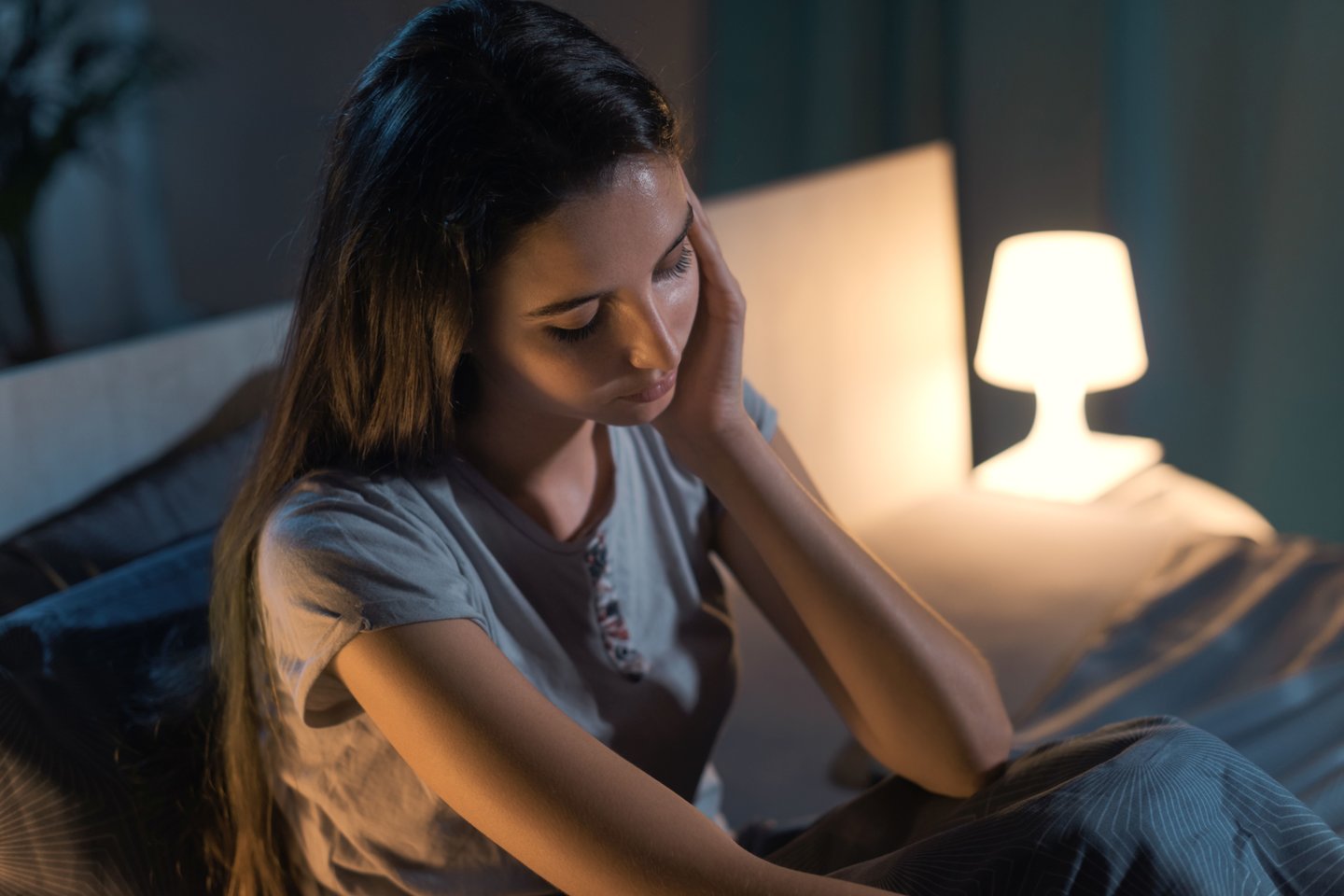 Tyrimas rodo, kad vos viena naktis, kai trūksta miego, gali būti susijusi su struktūriniais smegenų pokyčiais, panašiais į tuos, kurie pastebimi senstant.<br>123rf nuotr.