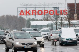 Šios piktžaizdės prie „Akropolio“ kol kas tvarkyti nežada: jau priprato ir vairuotojai, ir pėstieji