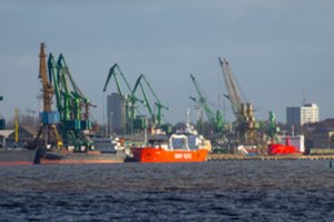 Klaipėdos uostas jau ruošiasi pūgai ir stipriam vėjui: laivų savininkai gavo įspėjimus