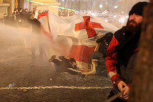 Masiniai protestai Tbilisyje dėl „Rusijos įstatymų“: policija prieš beginklius žmones panaudojo ašarines dujas ir vandens patrankas