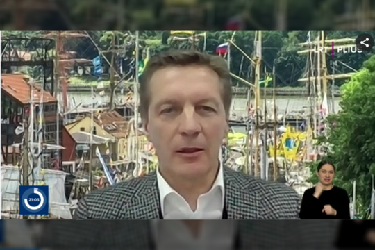  Nuotolinio pokalbio metu A.Vaitkus kaip ekrano foną užsidėjo Klaipėdos uosto vaizdą, tačiau žiūrovų dėmesį sukaustė pačiame jo centre plazdanti Rusijos Federacijos vėliava.