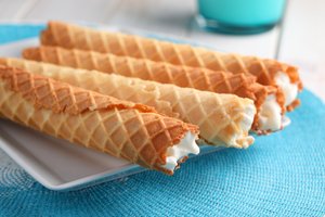 Senoviniai vafliai su sutirštinto pieno įdaru: receptas, kuriuo verta dalintis