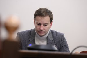 Garsioje byloje dar neregėta situacija: teisiamasis rinko aukas gynybai