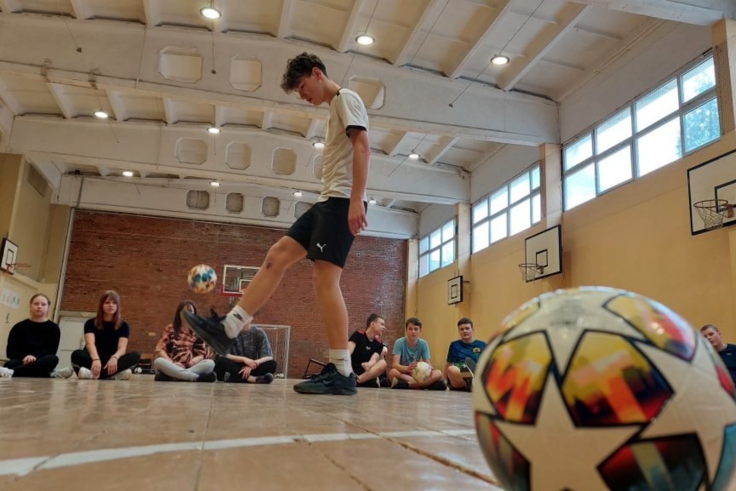 Kauno mokykloje mokiniai varžėsi kamuolio žongliravimo konkurse.<br> LFF nuotr.
