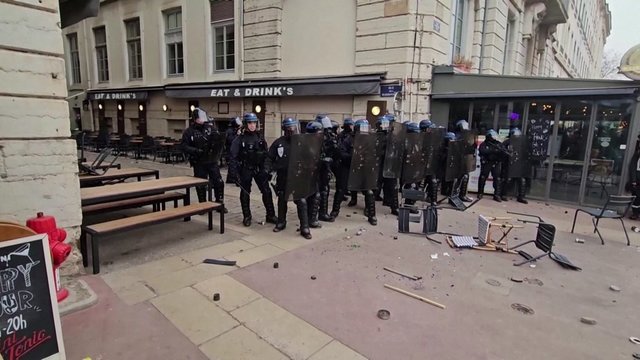 Vis aršesni protestai Prancūzijoje: į gatves išėjo 1,28 mln. žmonių, panaudotos ašarinės dujos ir vandens patrankos