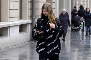 Saugaus eismo specialistą stebina neatsakingas pėsčiųjų elgesys – kokį pavojų kelia rankose laikomas telefonas?