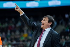 Čempionai – ant menčių: „Crvena zvezda“ sutriuškino „Anadolu Efes“ krepšininkus