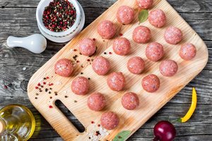 Pamokė, kaip paruošti itin minkštus ir aromatingus mėsos kukulius: išbandykite 2 receptus