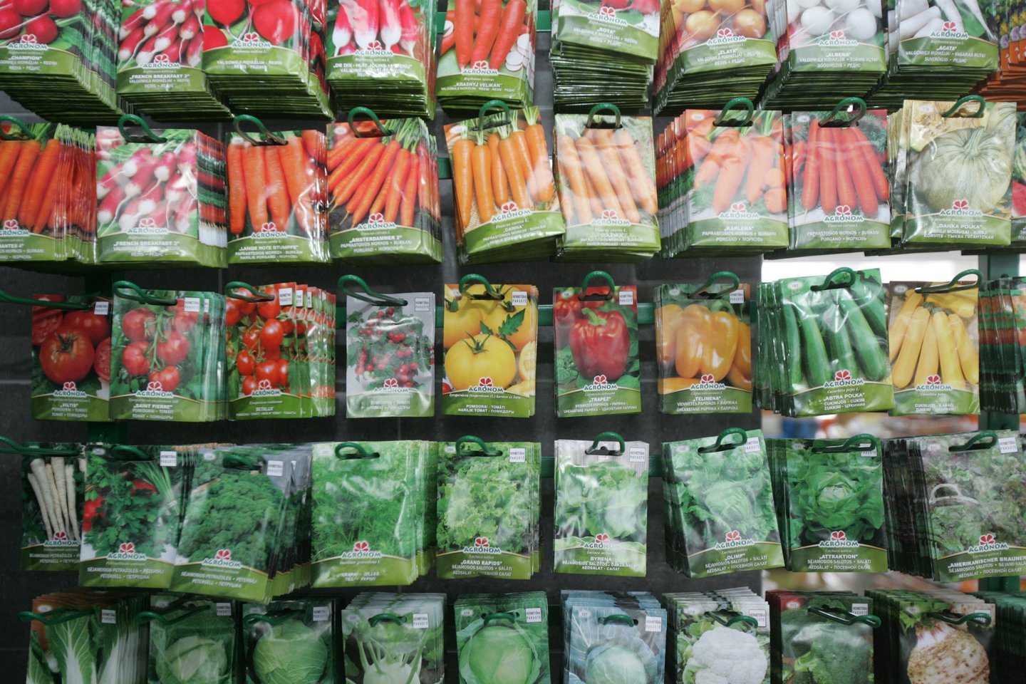 Parduotuvių ir turgaviečių lentynoms išbrangus daržovėms, kelerius metus auga ir sėklų pardavimai.<br>A.Barzdžiaus nuotr.