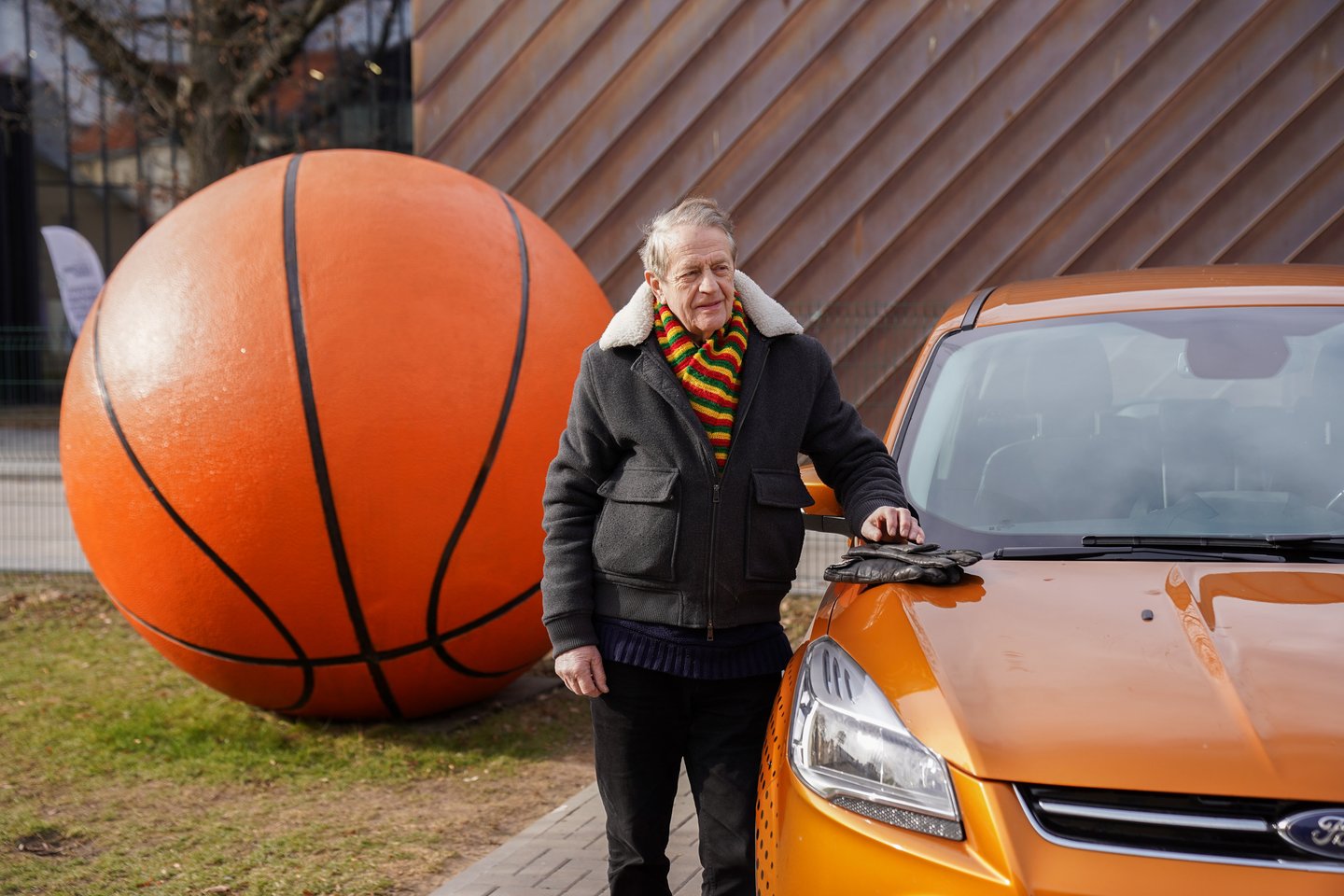 Ilgiausiai televizijoje dirbantis legendinės laidos „Krepšinio pasaulyje“ vedėjas V.Mačiulis mintinai žino kelią iki kiekvienos arenos ar sporto salės Lietuvoje.<br>G.Bitvinsko nuotr.